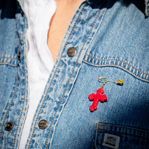 Imperdible con Cruz Roja – Tradición de los Coloraos