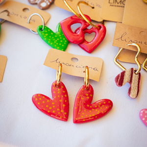 Corazones rojos con puntillos dorados