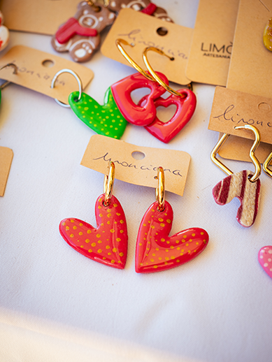 Corazones rojos con puntillos dorados